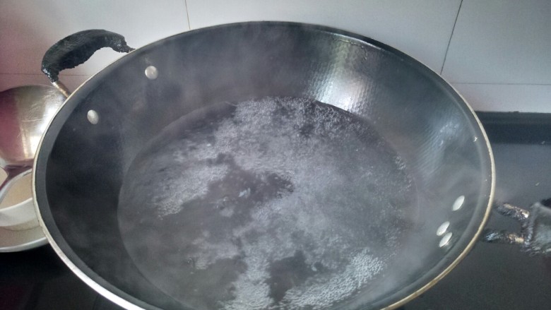 贝果三明治,锅内倒入1000克的水和20的糖,煮沸