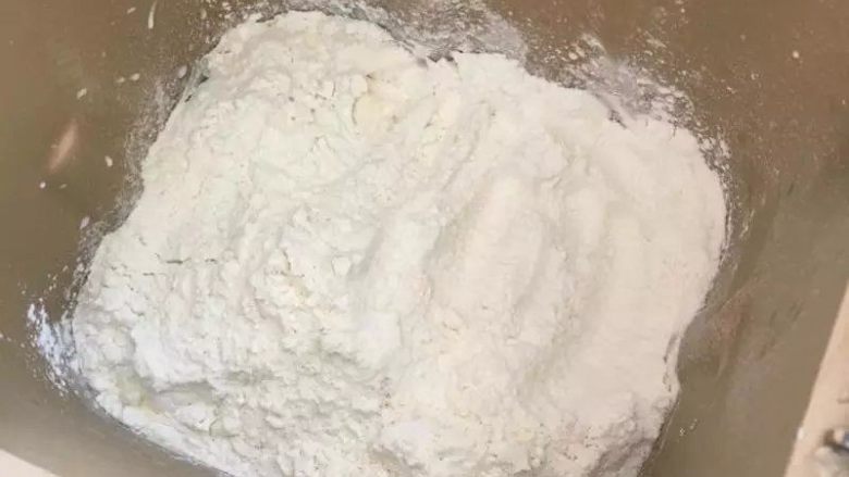 菠萝餐包【菠萝馅制作小窍门】,将所有食材放入面包机揉面,液体放底层,面粉和发酵粉放上层