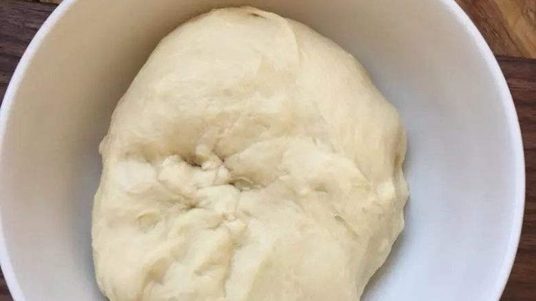 菠萝餐包【菠萝馅制作小窍门】,将面团取出放到碗里,在冰箱发酵16个小时以上
