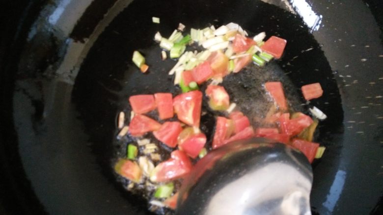 杂蔬火腿香菇饭,5.炒锅加入适量的油,倒入葱和西红柿煸炒下