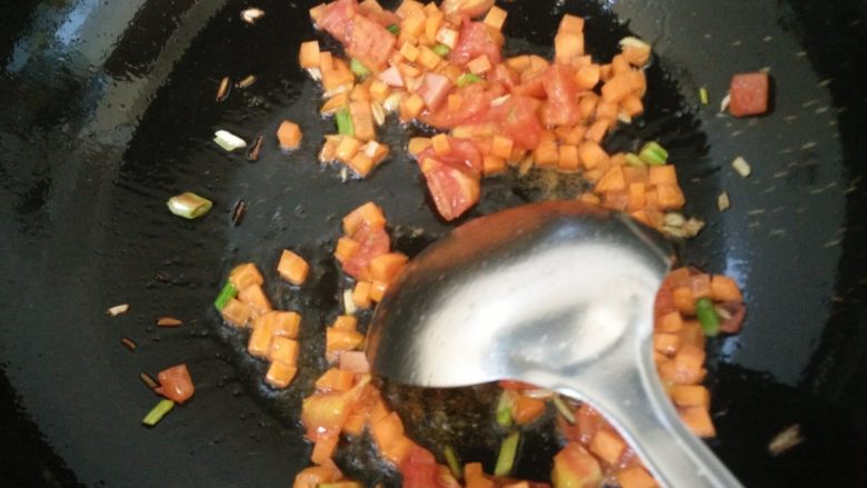 杂蔬火腿香菇饭,6.倒入胡萝卜丁,炒制一下