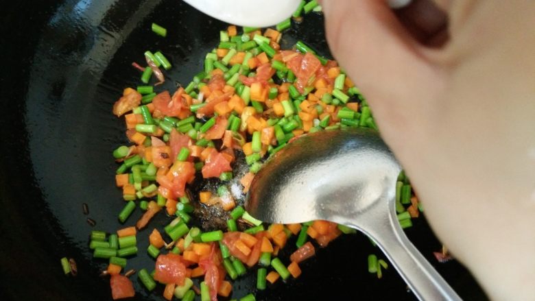 杂蔬火腿香菇饭,8.倒入适量酱油和盐搅拌均匀