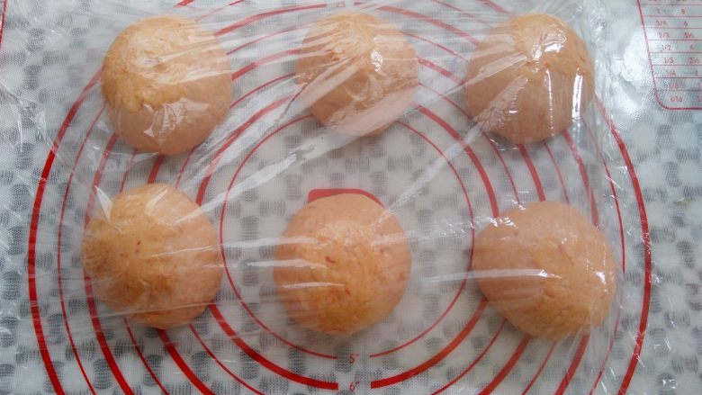 番茄咸肉面包, 取出面团轻轻排气,平均分成6份,滚圆,盖上保鲜膜静置10分钟