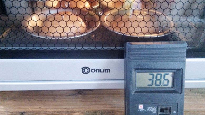 番茄咸肉面包,面团放入烤箱,选择发酵程序,实测温度38.5℃,时间35分钟