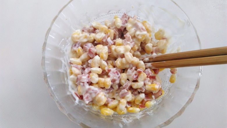 番茄咸肉面包,玉米粒,腊肉丁加入<a style='color:red;display:inline-block;' href='/shicai/ 4856'>沙拉酱</a>混合