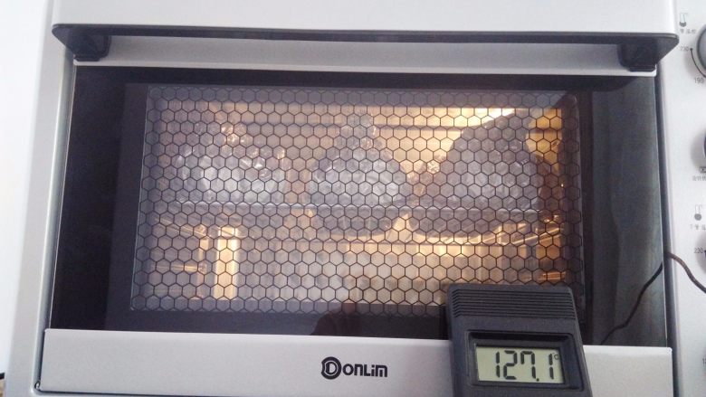 番茄咸肉面包,面包加上锡纸,放入烤箱中层,实测温度127度烤15分钟