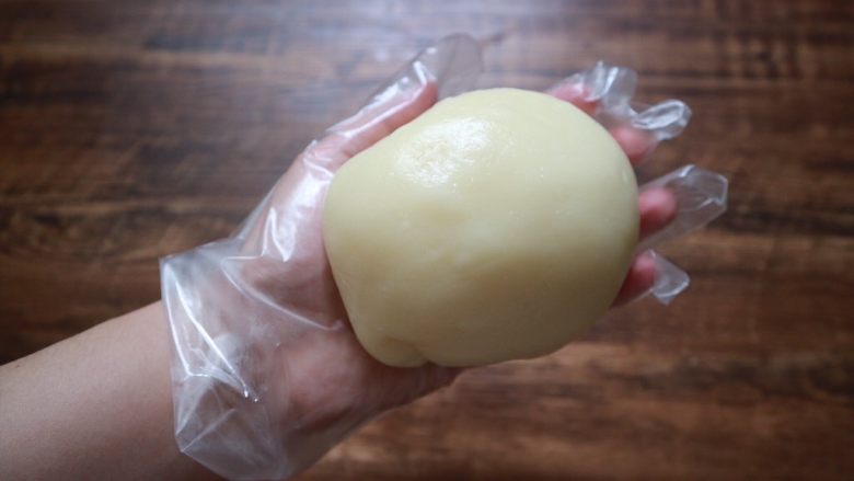 雪媚娘,大白胖子,等面糊稍微冷却一些,将黄油揉进面团里,揉到面团光滑,完全吸收黄油