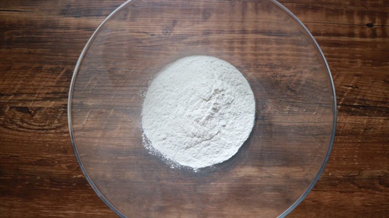 雪媚娘,大白胖子,盆中倒入水磨糯米粉