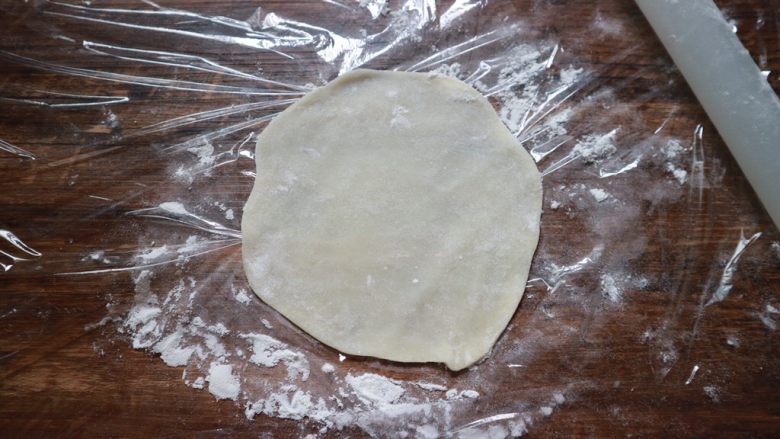 雪媚娘,大白胖子,然后用擀面棍擀圆