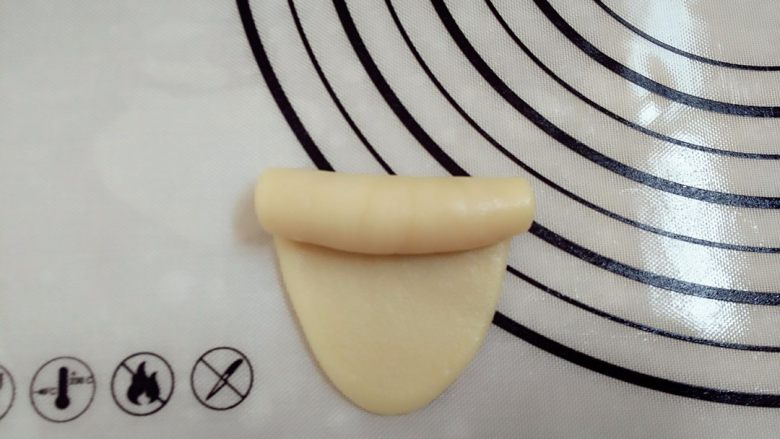 玫瑰饼,8.取静置好的面团擀成牛舌状 卷起来静置