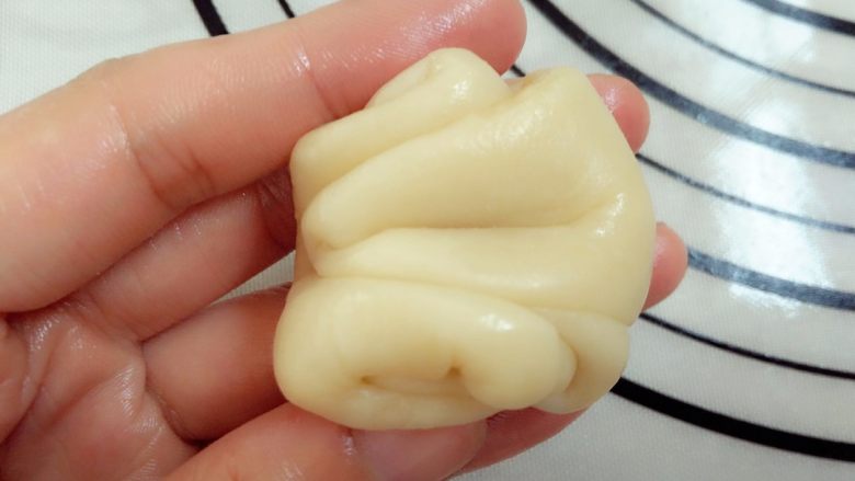 玫瑰饼,10.两头对折