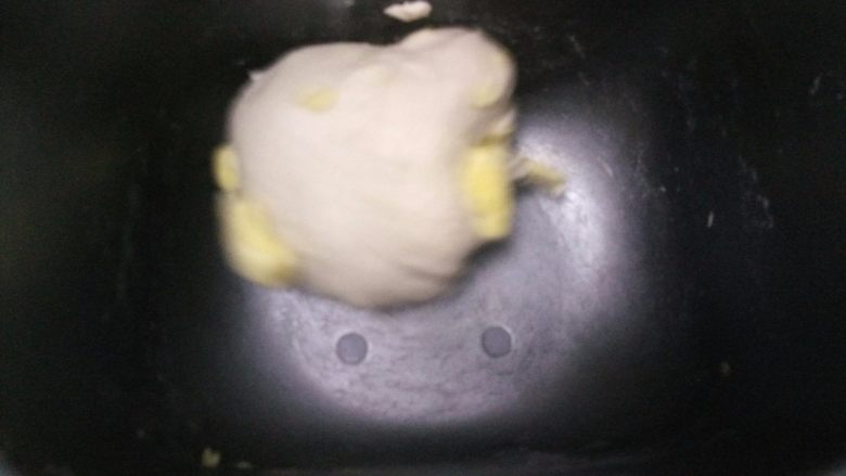 金大旺老师的黑芝麻土司,3.揉至扩展阶段加入20克黄油揉至完全扩展