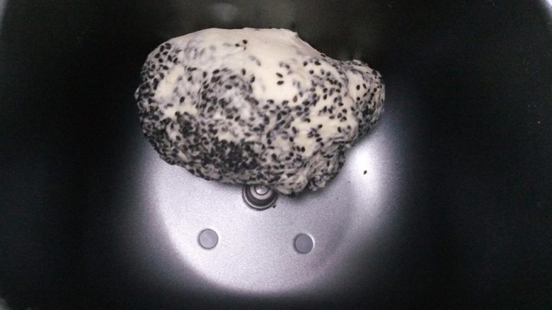 金大旺老师的黑芝麻土司,4.揉面程序剩余两三分钟的时候加入30克黑芝麻
