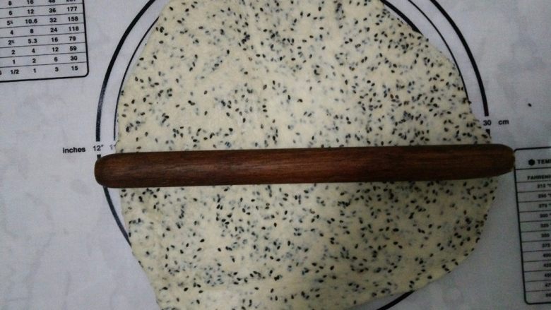 金大旺老师的黑芝麻土司,7.发酵好的面团进行排气