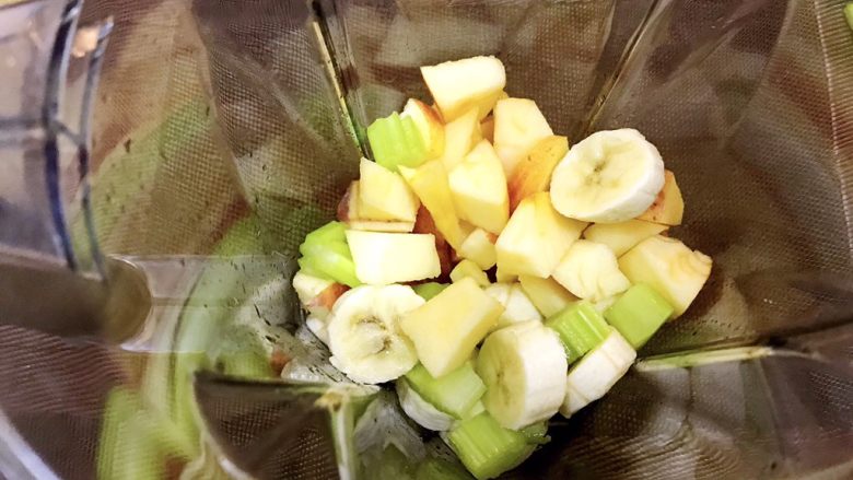 苹果香蕉芹菜汁,高血压食疗饮品,也适合普通人,全部放入破壁机。