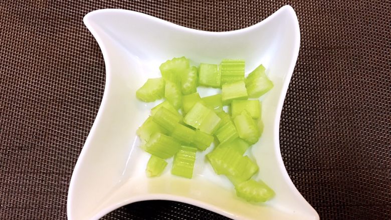 苹果香蕉芹菜汁,高血压食疗饮品,也适合普通人,芹菜切小。