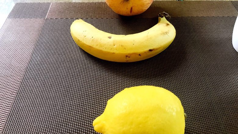 苹果香蕉芹菜汁,高血压食疗饮品,也适合普通人,准备好食材。