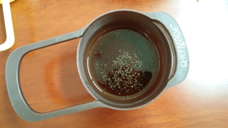 红茶戚风,2.30克热水放入红茶粉中,放凉备用