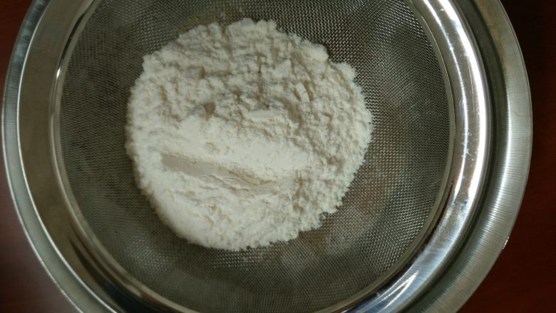 红茶戚风,6.筛入低筋面粉,搅拌均匀