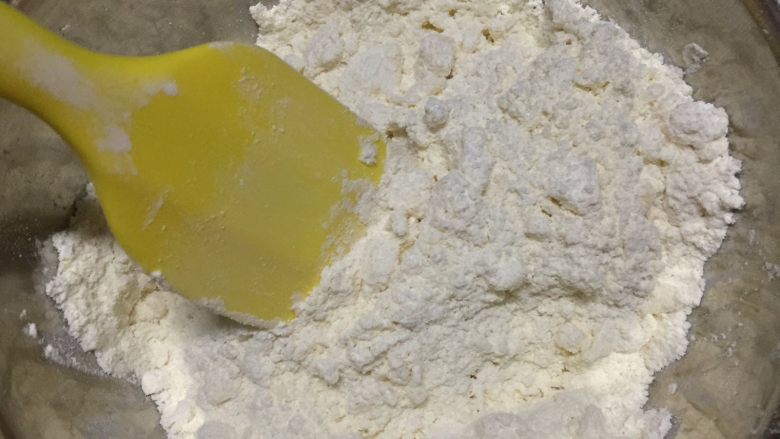 香甜芒果派,加入低粉,用硬硅胶刮刀或者塑胶刮板切拌成碎粒