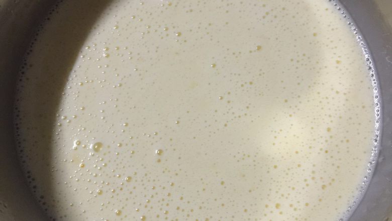 香甜芒果派,加入淡奶油,搅拌均匀