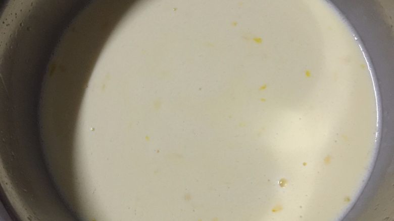 香甜芒果派,加入蜂蜜,混合均匀
