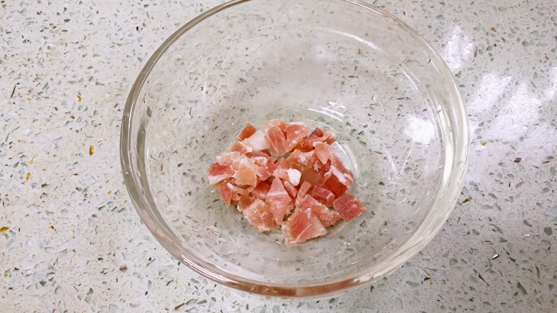 金黄杂锦蛋炒饭,<a style='color:red;display:inline-block;' href='/shicai/ 438'>火腿</a>切成小粒,备用。