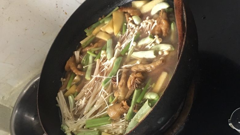 鸡爪煲,将配菜洗净  <a style='color:red;display:inline-block;' href='/shicai/ 125'>芹菜</a>、<a style='color:red;display:inline-block;' href='/shicai/ 71'>芸豆</a>切段，<a style='color:red;display:inline-block;' href='/shicai/ 23'>土豆</a>切块，<a style='color:red;display:inline-block;' href='/shicai/ 234'>金针菇</a>去根，<a style='color:red;display:inline-block;' href='/shicai/ 89'>鸡爪</a>用电饭锅压20分钟这样做出来的<a style='color:red;display:inline-block;' href='/shicai/ 89'>鸡爪</a>更烂糊，爆锅，<a style='color:red;display:inline-block;' href='/shicai/ 89'>鸡爪</a>、配菜倒入锅中翻炒，加老抽，加水 抹过菜即可，加入酱油、蚝油、盐、白糖、八角等调料在锅中小火炖，汁快靠干了加入肉片 添水，煮到汤汁浓稠即可 