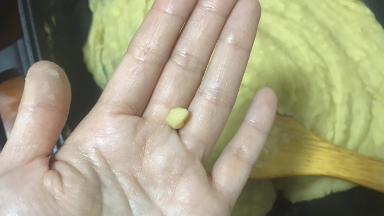 绿豆糕,取一点点看看,凉后不粘手比较干就可以了。