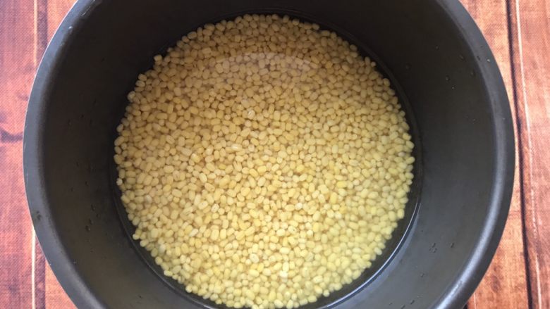 绿豆糕,去皮绿豆泡2小时以上,如果是蒸的或是电饭锅煮豆就要泡4小时以上,中途换2次水。
