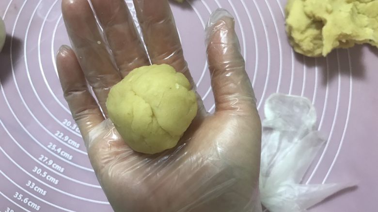 绿豆糕,等绿豆泥完全凉透即可整形,取一块搓圆。