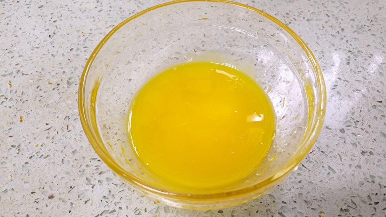 金黄杂锦蛋炒饭,蛋黄打散成蛋黄液,加一点盐、油调味。