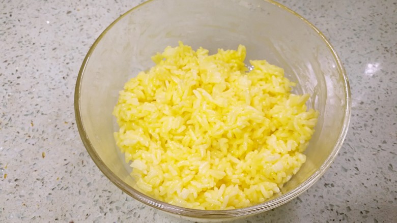 金黄杂锦蛋炒饭,用筷子搅匀,同时把结块的米饭搅散。
