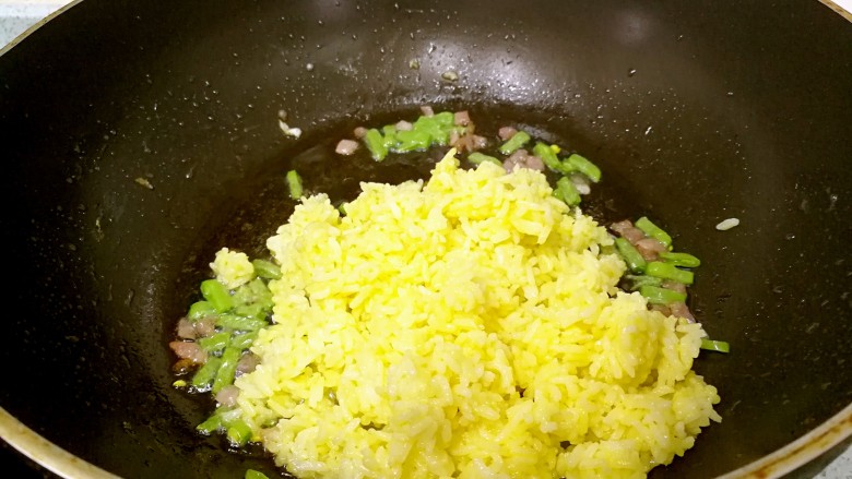 金黄杂锦蛋炒饭,倒入米饭,中小火翻炒均匀。