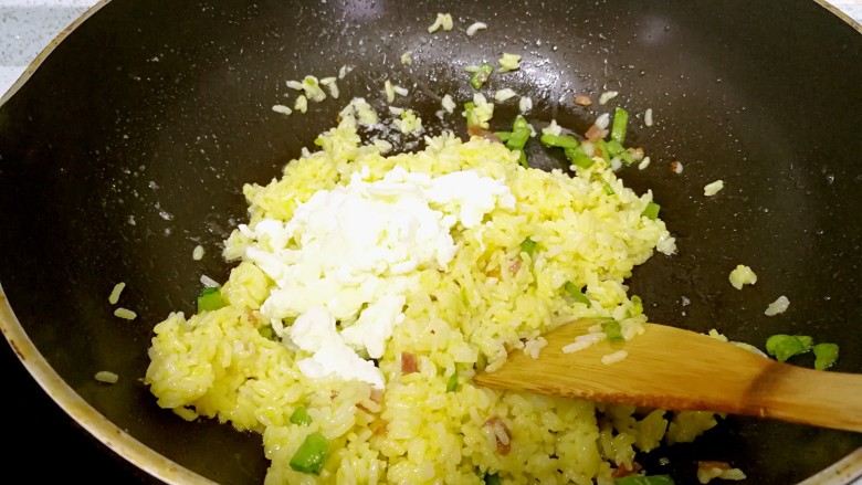 金黄杂锦蛋炒饭,最后倒入蛋白,淋一匙生抽,翻炒均匀。