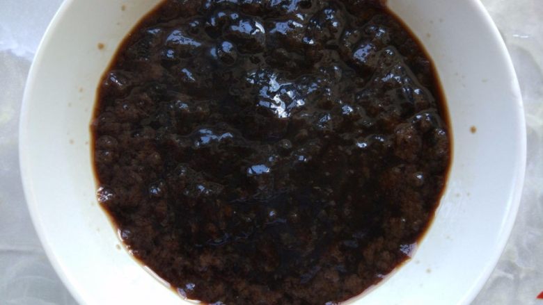 豆浆烧仙草,倒入碗中,入冰箱冷藏至凝固(冷藏温度不要低于3℃)