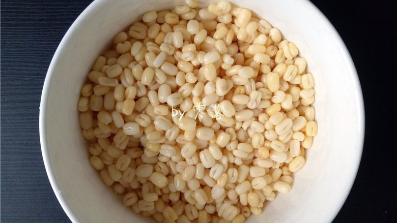 绿豆薏仁糖水,绿豆被浸泡得脱皮了,索性将绿豆全部脱皮;