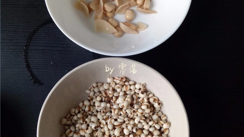 绿豆薏仁糖水,莲子去掉莲芯;薏仁、百合、莲子洗净;