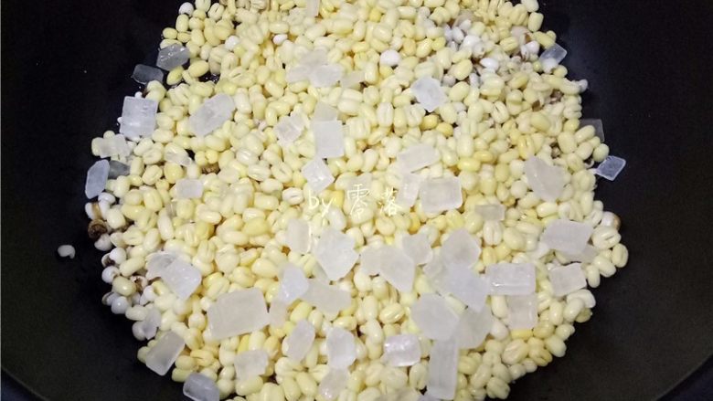 绿豆薏仁糖水,将所有食材放入砂锅;
