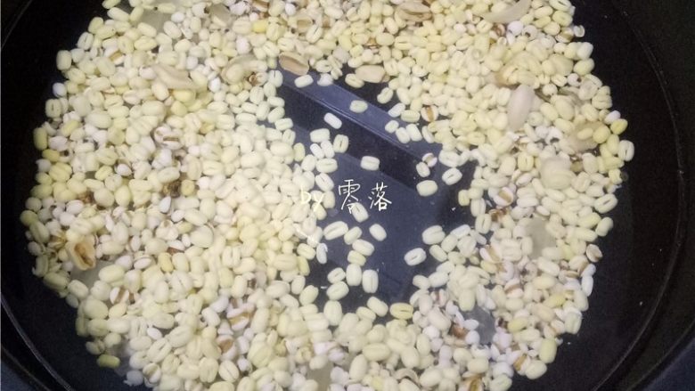 绿豆薏仁糖水,加够足量的清水;