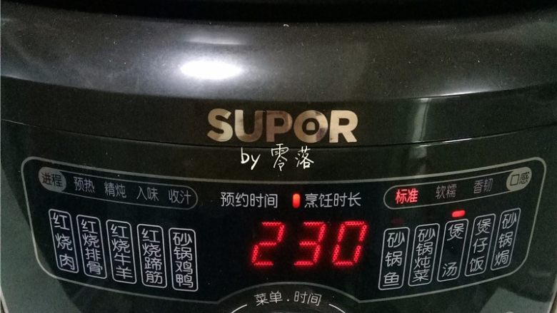 绿豆薏仁糖水,上盖,接通电源,启动“煲汤”程序;
