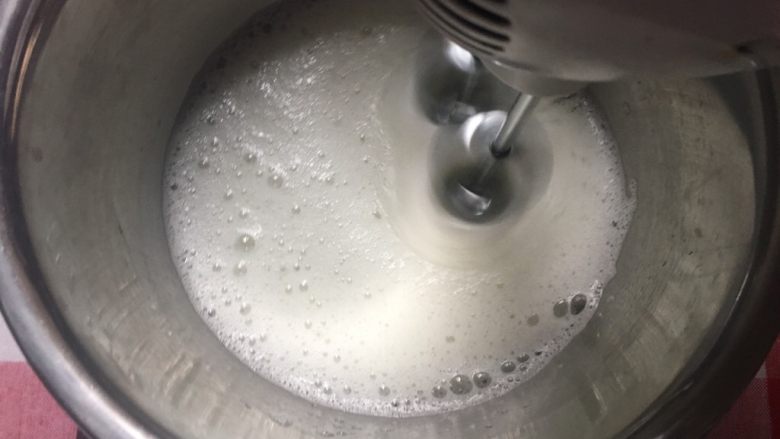花朵轻芝士蛋糕,细砂糖分3次加入蛋清,打发至湿性