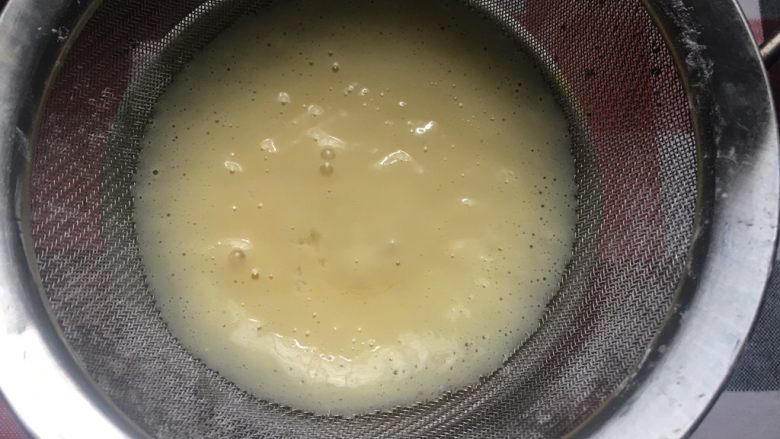 花朵轻芝士蛋糕,乳酪蛋黄糊过筛,这样蛋糕组织更细腻,口感更好