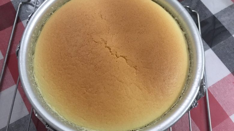 花朵轻芝士蛋糕,出炉撕去锡纸,放烤网上凉透后,放冰箱冷藏4小时后再脱模(不用倒扣,会自然回缩)