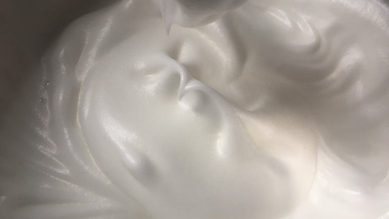 花朵轻芝士蛋糕,打蛋头提起有小弯钩,就是湿性状态
