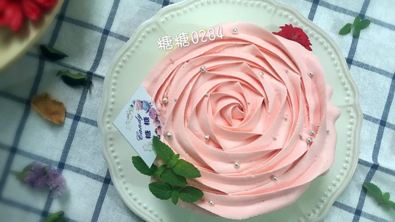 花朵轻芝士蛋糕,脱模后装饰蛋糕表面,淡奶油加入细砂糖和色素,打发至硬性裱花状态,用6齿裱花嘴裱出大玫瑰花,一气呵成(忘照图了)