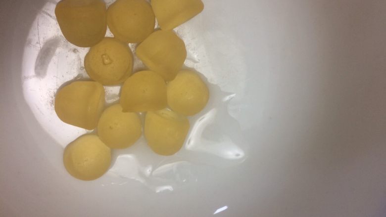 QQ糖布丁(史上最简单),QQ糖放碗里加一点点水(这是荔枝味的)