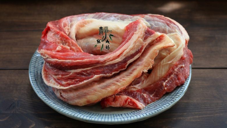 好看更好吃的红烧牛肉面,做红烧牛肉,要选择牛腩或是牛肋条肉,这两个部位的牛肉适合红烧。