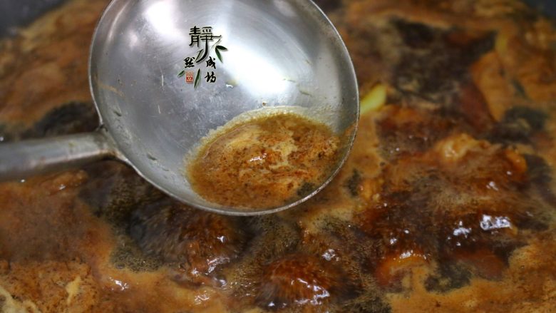 好看更好吃的红烧牛肉面,水开后有浮沫出现,要及时把它用勺子撇掉。