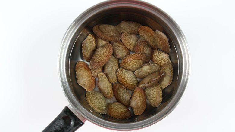 海鲜鲜意粉,锅中加入适量的水,加入花甲,煮到花甲的壳张开后即可关火。